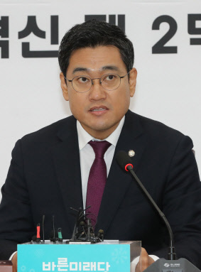 오신환 바른미래당 원내대표가 3일 국회에서 열린 원내대책회의에서 발언하고 있다. 연합뉴스